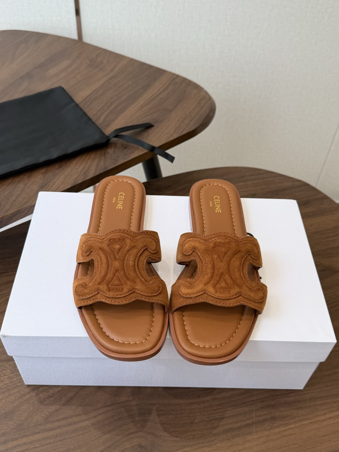 NO:922852,CELINE Celine 26ss new spring and summer slippers, Arc de Triomphe British style flat bottom micro label slippers, simple and fashionable, timeless and timeless, a classic that will never fade away in the fashion circle, retro British style, let you wear a different temperament. The original fabric is imported from Niujing, woven, cowhide lining. Original: genuine leather sole Size35-41 (40 41 non-returnable), slippers, celine, slippers, cowhide19860909CELINE塞琳 26ss 春夏新款拖鞋 凯旋门英伦风平底微标拖鞋 简约大气时髦 耐看不过时 是时尚圈永不退潮的经典所在,复古的英伦风格,让你穿出不一样的气质 面料原版进口牛京 编织 内里牛皮内里 原版:真皮鞋底 Size35-41（40 41不退换）,拖鞋,celine,slippers,cowhide,Women's Shoes
