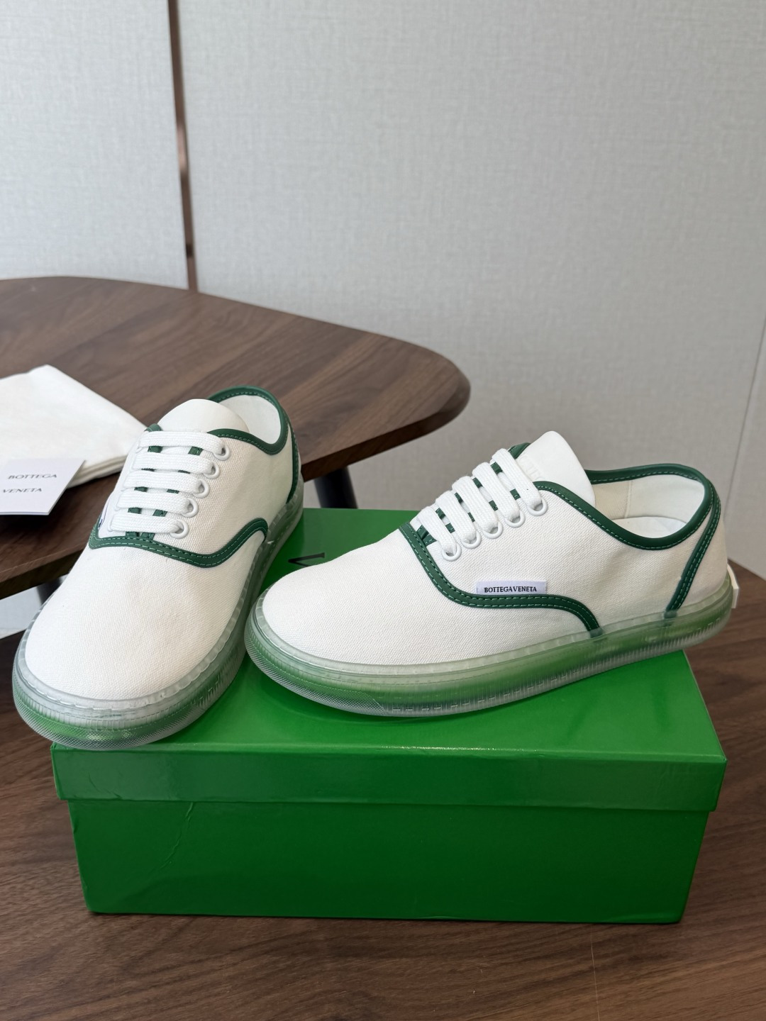 Bottega Veneta葆蝶家26ss 新款帆布休闲鞋 非常清新的颜色，让人眼前一亮，久违的小白鞋来啦～约会白月光款