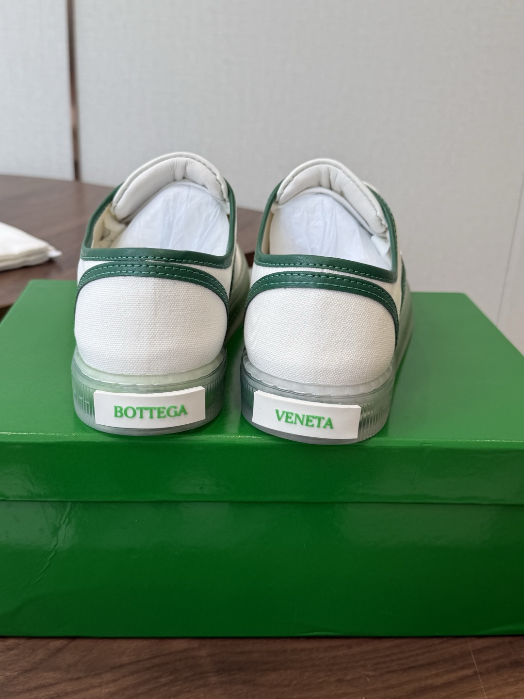 Bottega Veneta葆蝶家26ss 新款帆布休闲鞋 非常清新的颜色，让人眼前一亮，久违的小白鞋来啦～约会白月光款