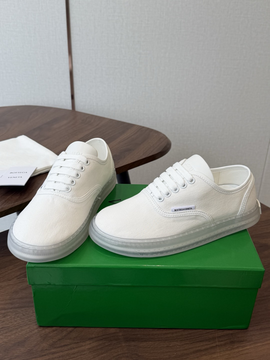 Bottega Veneta葆蝶家26ss 新款帆布休闲鞋 非常清新的颜色，让人眼前一亮，久违的小白鞋来啦～约会白月光款