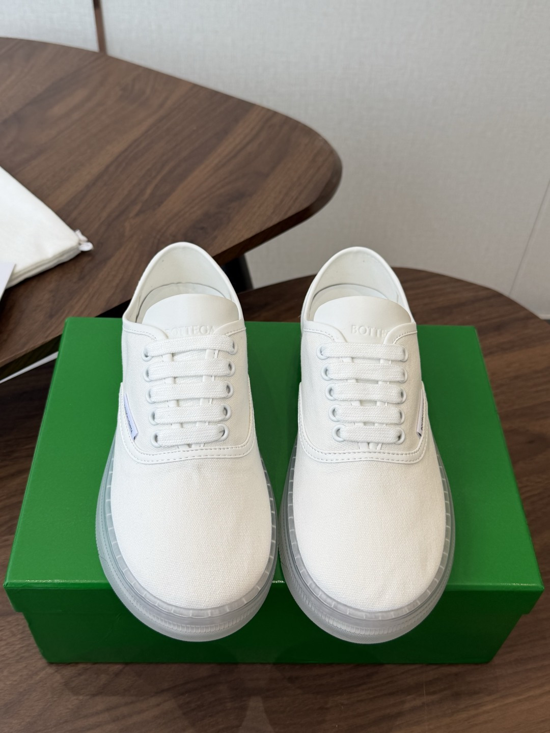 NO:922842,Bottega Veneta 26ss new canvas casual shoes. Very fresh color, eye-catching. The long-lost white shoes are here ~ date with white moonlight style!  Imported canvas for upper, canvas for lining, outsole TPU, size 35-41 (non-returnable for 40 and 41), casual shoes/sports shoes, bottega veneta, bottega veneta, sneakers19860909Bottega Veneta葆蝶家26ss 新款帆布休闲鞋 非常清新的颜色,让人眼前一亮,久违的小白鞋来啦～约会白月光款！ 鞋面进口帆布 内里帆布 大底TPU 码数35-41（40、41不退换）,休闲鞋/运动鞋,bottega veneta,bottega veneta,sneakers,Women's Shoes