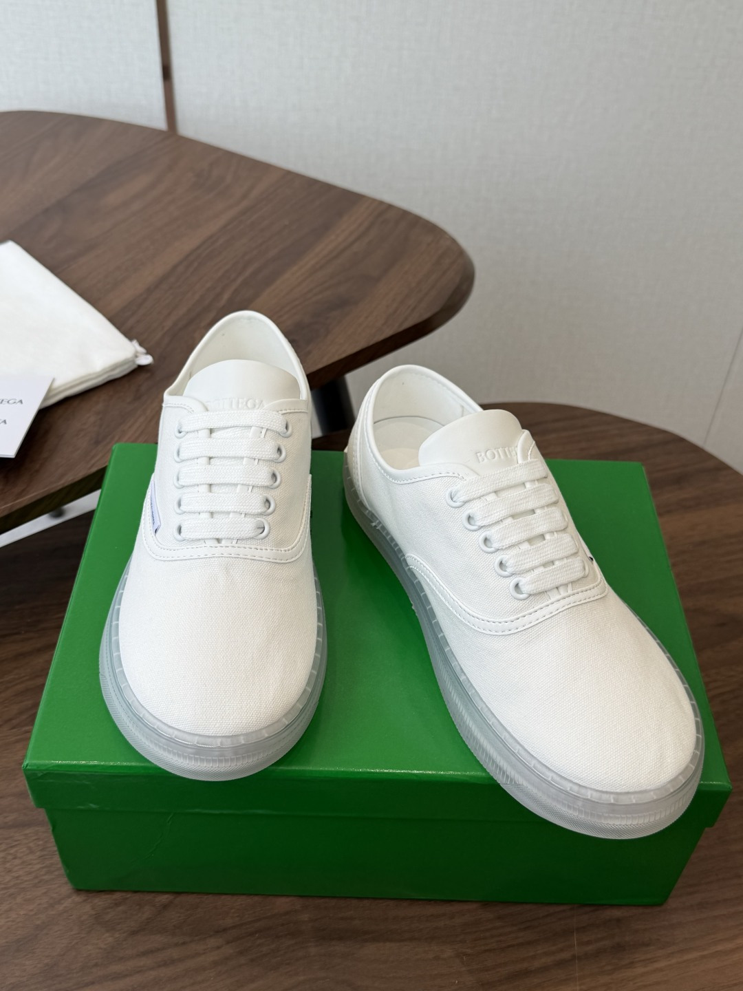 Bottega Veneta葆蝶家26ss 新款帆布休闲鞋 非常清新的颜色，让人眼前一亮，久违的小白鞋来啦～约会白月光款