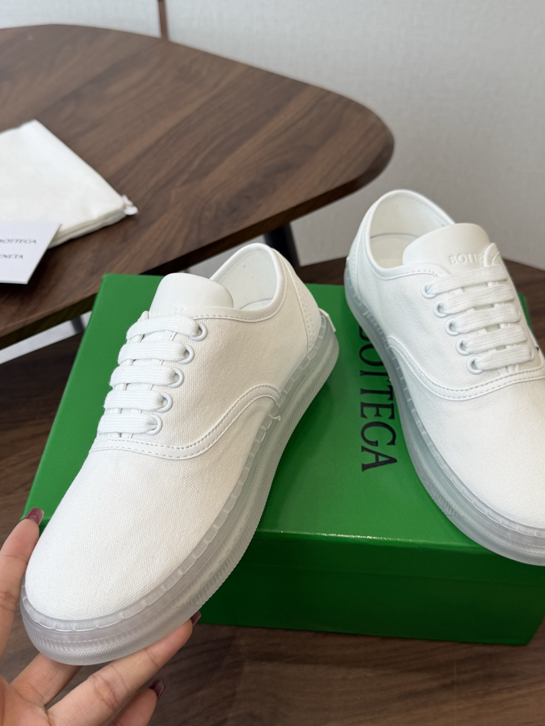 Bottega Veneta葆蝶家26ss 新款帆布休闲鞋 非常清新的颜色，让人眼前一亮，久违的小白鞋来啦～约会白月光款