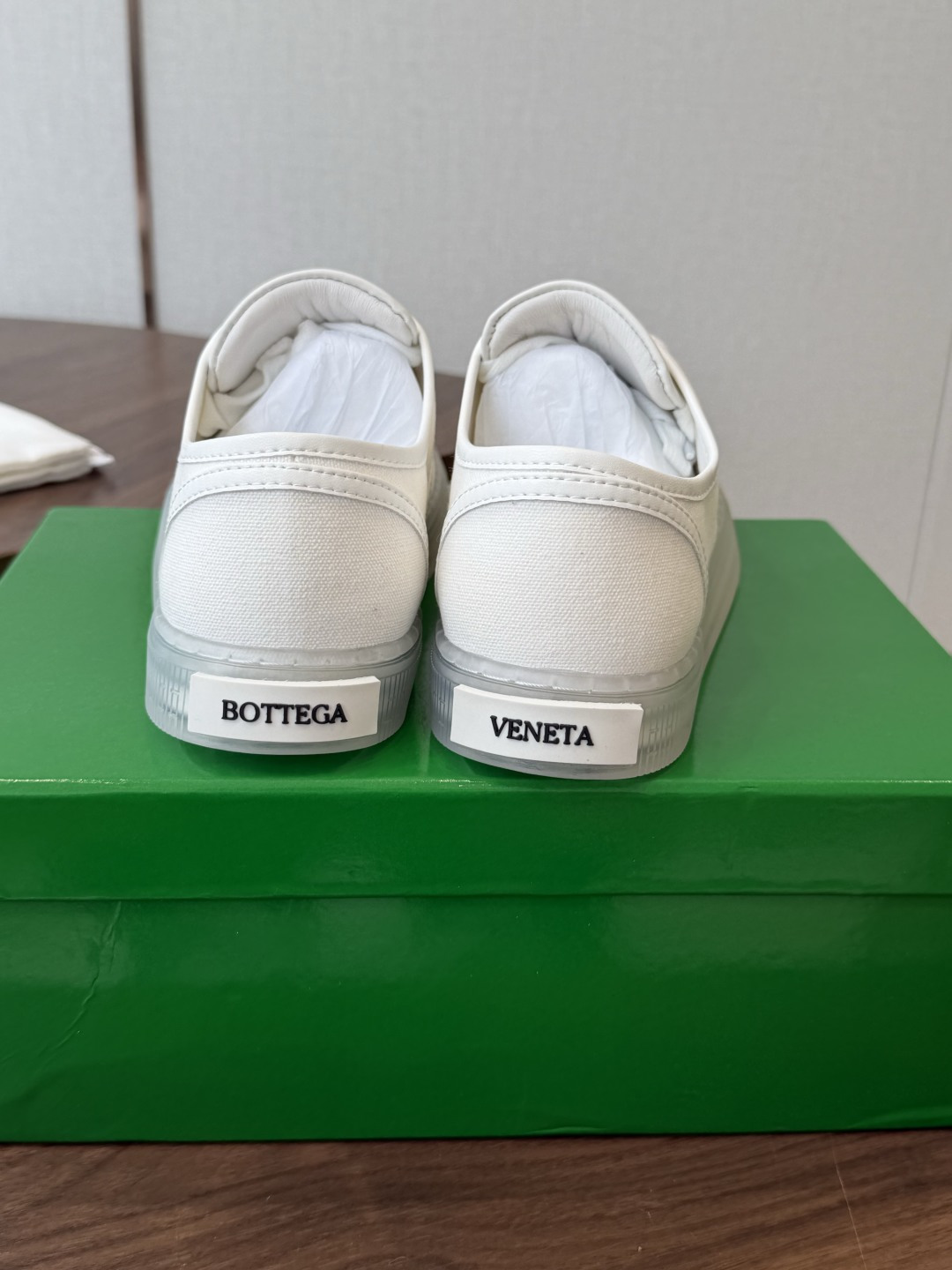 Bottega Veneta葆蝶家26ss 新款帆布休闲鞋 非常清新的颜色，让人眼前一亮，久违的小白鞋来啦～约会白月光款