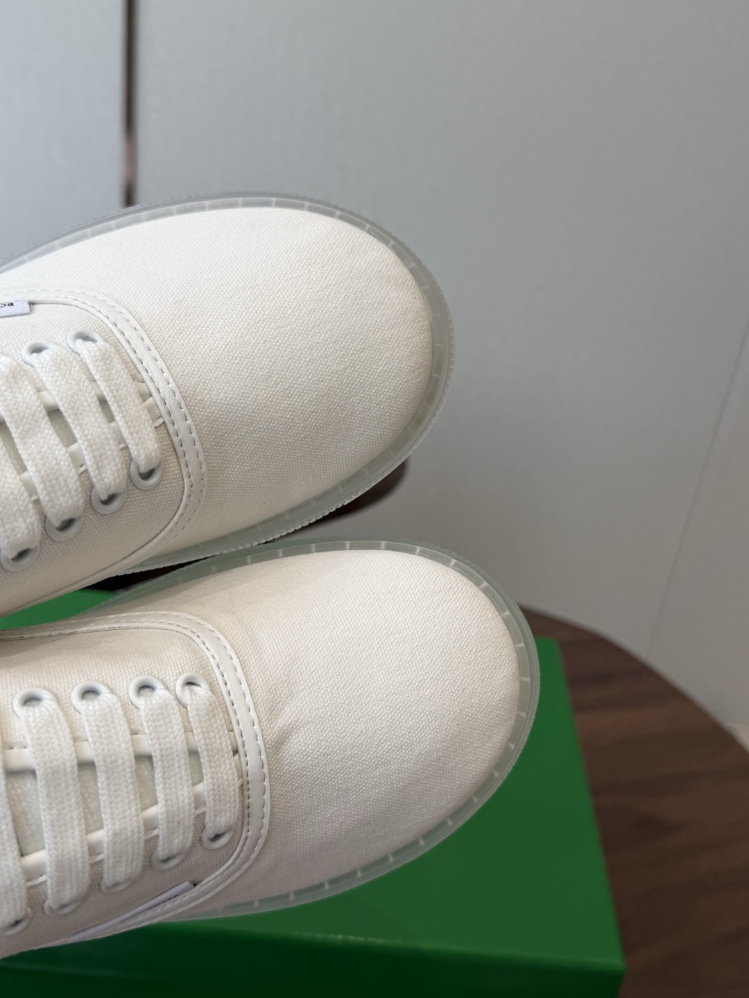 Bottega Veneta葆蝶家26ss 新款帆布休闲鞋 非常清新的颜色，让人眼前一亮，久违的小白鞋来啦～约会白月光款