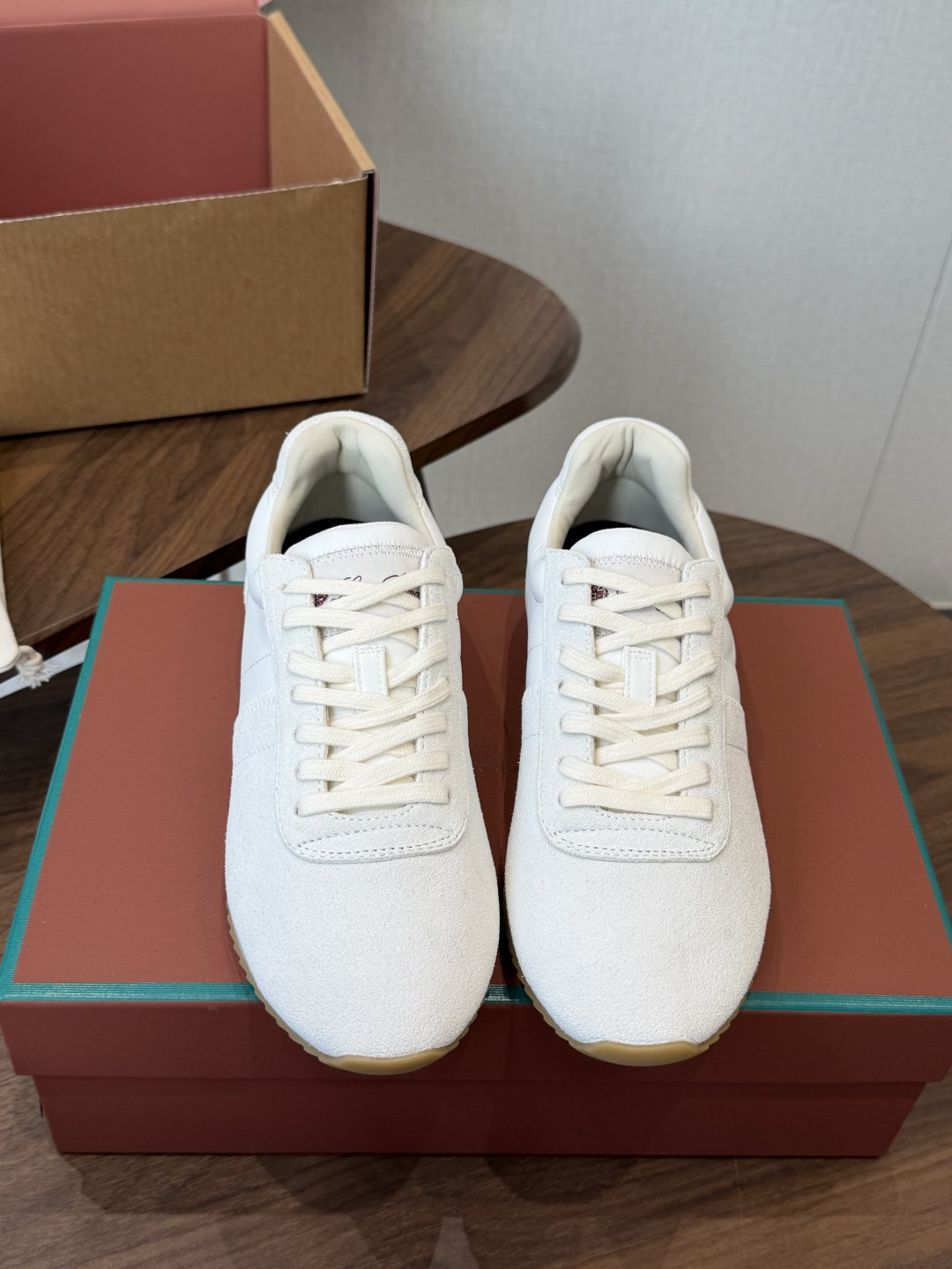 NO:922936,lp is purely handmade, the latest color matching in 2026, fashionable casual sports moral training shoes. It comes from Italy and pursues quality and craftsmanship, integrating innovative technology with traditional Italian style. This brand has always been very low-key, but it should be considered a dad-level presence in luxury goods!  His shoes are the same as clothes. The upper body feels like you are in the clouds. They are soft and comfortable, and the upper feet are like a pair of old friends. After you buy his shoes, you will not want to wear many brands of shoes. This is the evaluation of people who have worn these shoes. Wearing them for a day will not make your feet tired or abraded. This is because of the strict requirements on the material, so you can have such a beautiful feeling!  The sneaker style is made of soft deerskin. The breathable properties and flexible texture of the natural material make the sneakers both functional and comfortable. The high-quality metal-free tanning and tumbling process highlights the natural texture of the leather. The camel-colored sole and white rubber trim create a double-layer sole effect, making it also suitable as an everyday shoe. The casual-style suede toe and back panel are decorated with an embossed LP logo on the tongue!  Upper high mercerized cow suede silk cloth lining sheepskin cloth outsole TPU size female 35-40 (40 customized) male 40-45 (45 customized), casual shoes/sports shoes, loro piana, sneakers, sheepskin, real silk19860909lp纯手工制作,2026最新配色,时尚休闲运动德训鞋 来自意大利的它追求质量和手工,融创新技术与意大利传统风格为一体,这个牌子一直很低调,但是在奢侈品里应该也算是爸爸级的存在！ 他家的鞋子和衣服一样,上身就是处在云朵里一样的触感,柔软舒适贴合,上脚就是一双老朋友,当你买过他家的鞋子后,很多牌子的鞋子都不想穿了,这是穿过这款鞋的人对其的评价,穿一天不会累脚也不会磨脚,这就是对材质的要求苛刻,才会有这般美好的感觉！ 以柔软鹿皮制成的运动鞋款式,天然材料的透气属性与柔韧质感,让球鞋兼具功能性与舒适性,高质量的无金属鞣制和翻滚工艺,凸显了皮革的天然纹理,而骆驼色鞋底与白色橡胶饰边营造出的双层鞋底效果,使其也可作为日常鞋履,打造休闲风格绒面革鞋头和后上片,鞋舌点缀浮雕LP徽标！ 鞋面高丝光牛反绒真丝布 内里羊皮布 大底TPU 码数女35-40（40定制）男40-45（45定制）,休闲鞋/运动鞋,loro piana,sneakers,sheepskin,real silk,Women's Shoes
