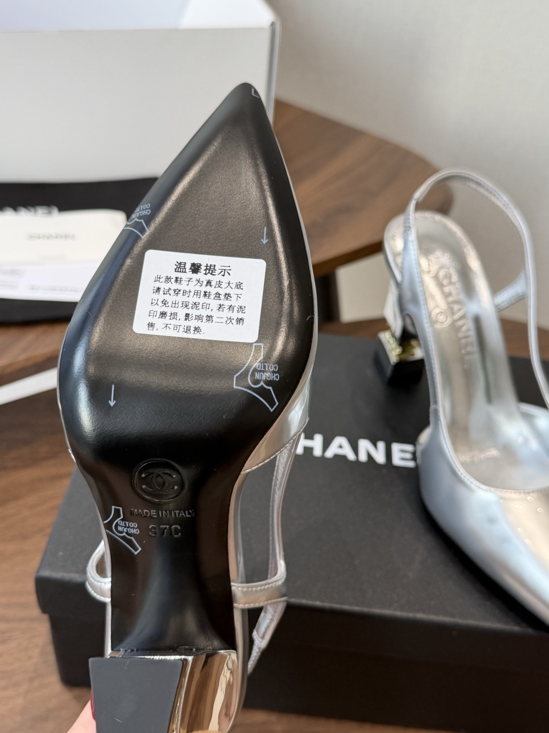 Chanel26ss小香尖头高跟鞋 上脚百搭超显瘦，真的超级爱了，姐妹们一定要买它！ 鞋面：进口羊皮/漆皮  内里垫脚：