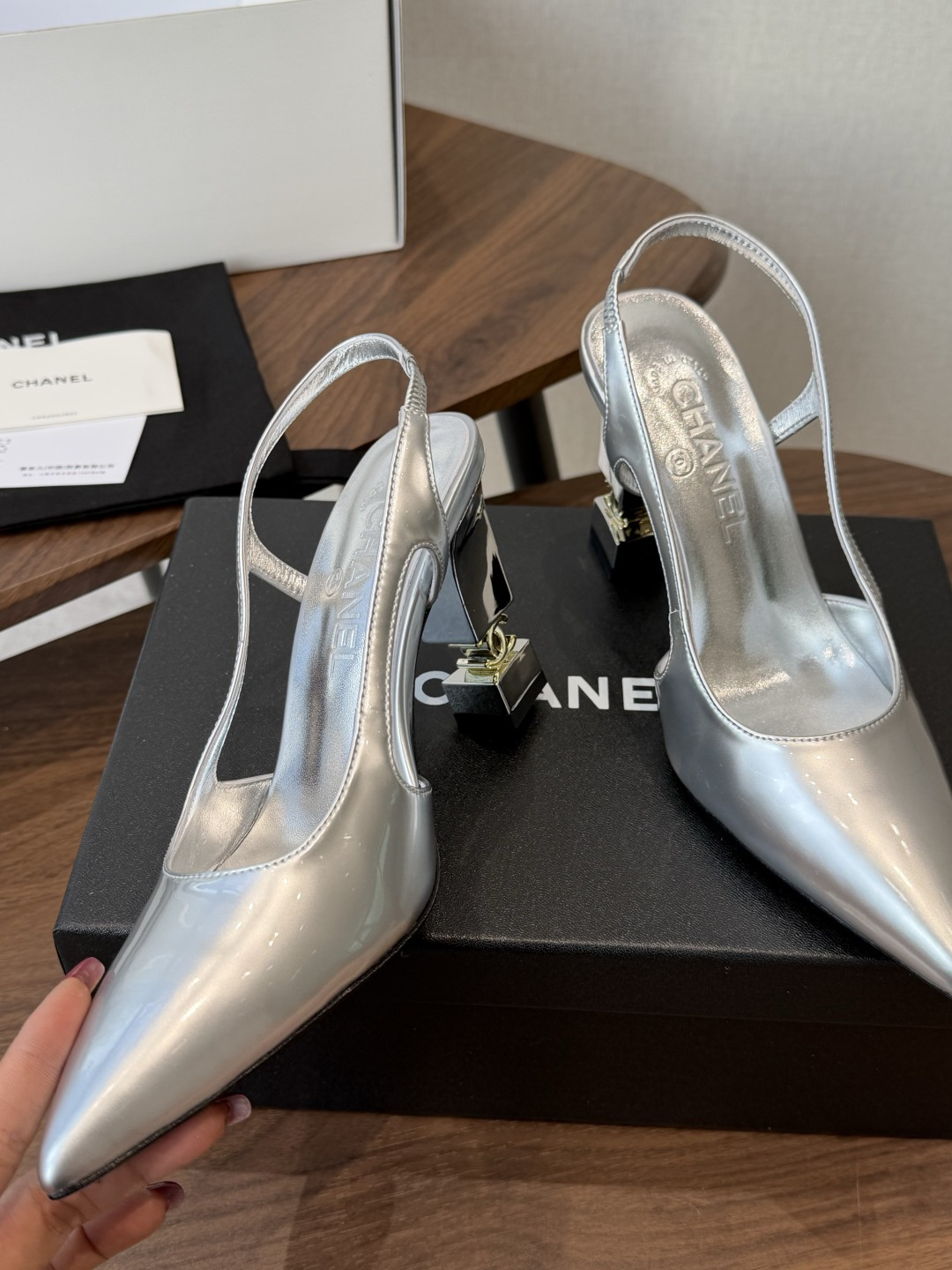 Chanel26ss小香尖头高跟鞋 上脚百搭超显瘦，真的超级爱了，姐妹们一定要买它！ 鞋面：进口羊皮/漆皮  内里垫脚：