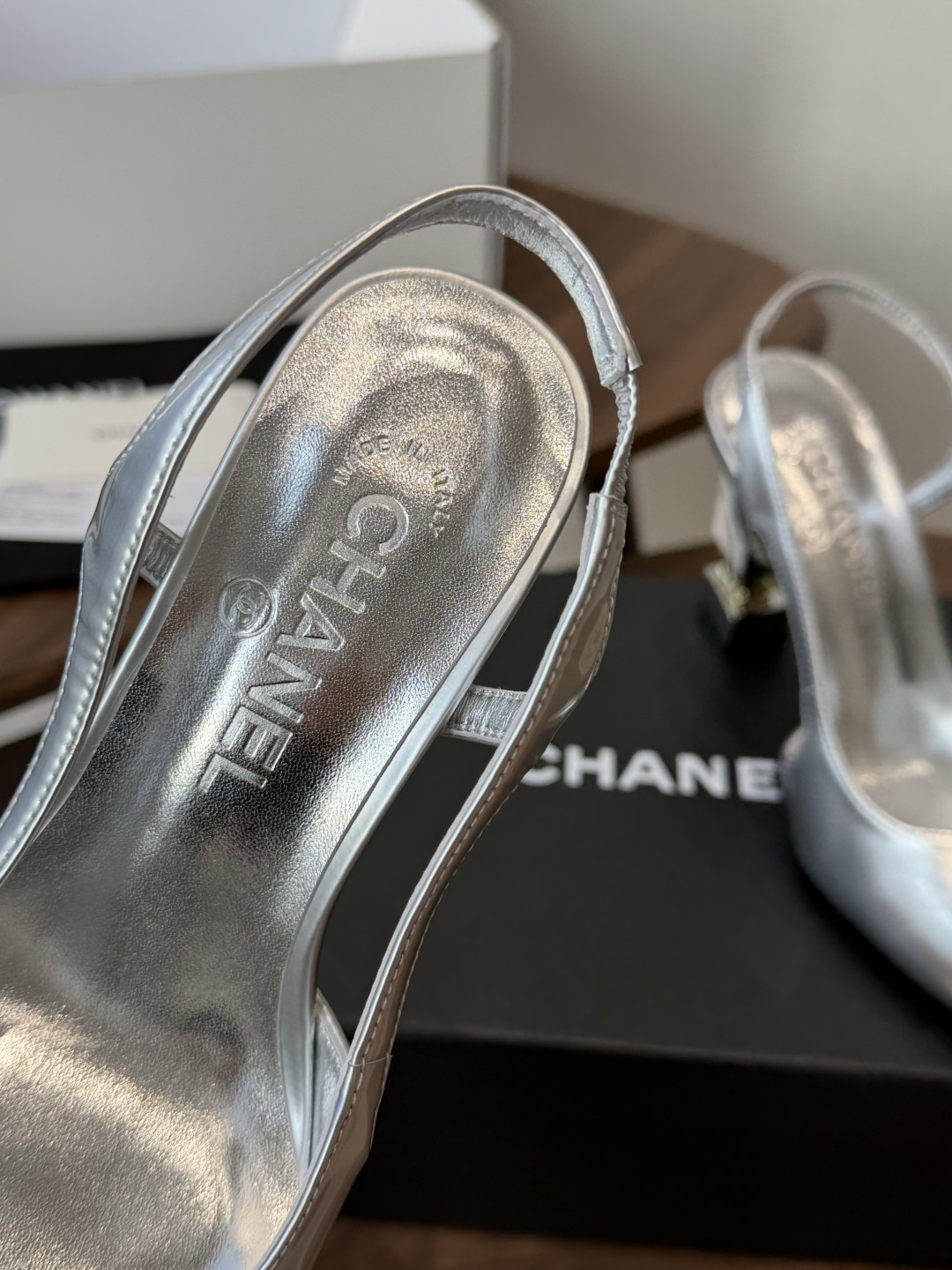 Chanel26ss小香尖头高跟鞋 上脚百搭超显瘦，真的超级爱了，姐妹们一定要买它！ 鞋面：进口羊皮/漆皮  内里垫脚：
