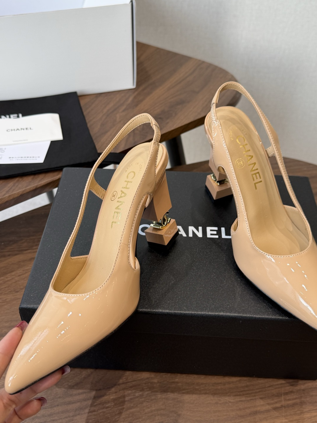 Chanel26ss小香尖头高跟鞋 上脚百搭超显瘦，真的超级爱了，姐妹们一定要买它！ 鞋面：进口羊皮/漆皮  内里垫脚：