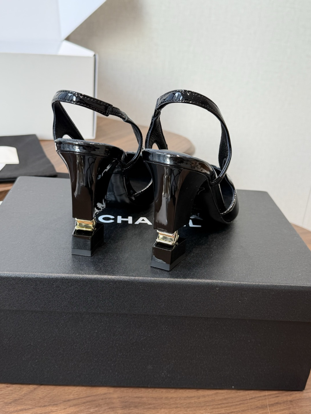 Chanel26ss小香尖头高跟鞋 上脚百搭超显瘦，真的超级爱了，姐妹们一定要买它！ 鞋面：进口羊皮/漆皮  内里垫脚：