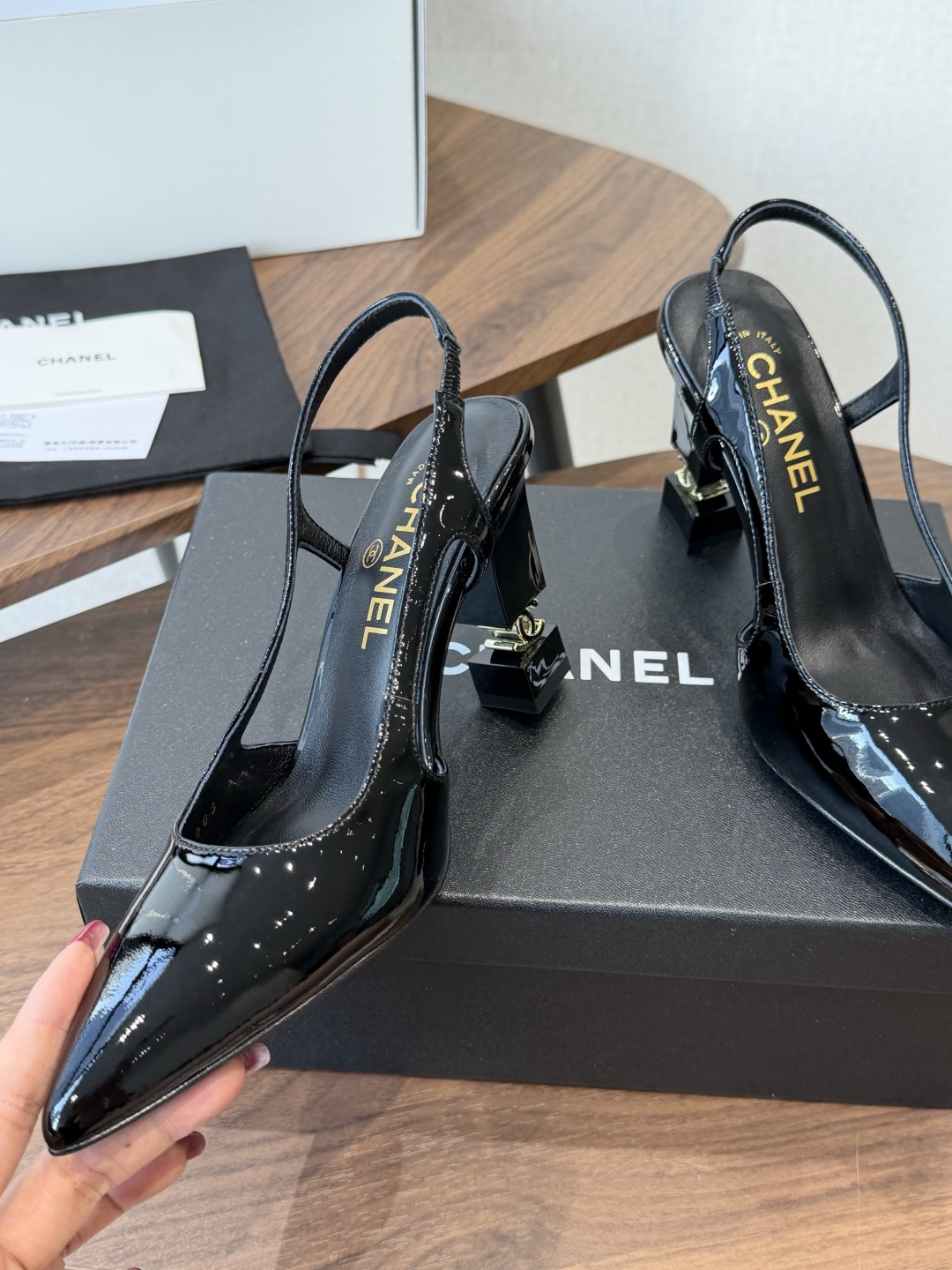 Chanel26ss小香尖头高跟鞋 上脚百搭超显瘦，真的超级爱了，姐妹们一定要买它！ 鞋面：进口羊皮/漆皮  内里垫脚：