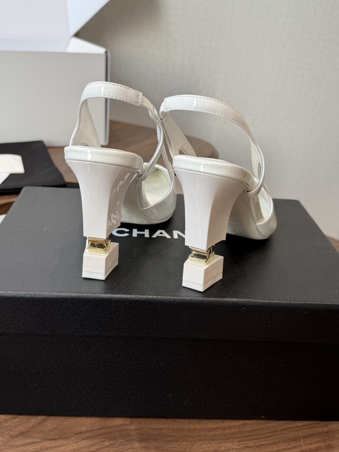 Chanel26ss小香尖头高跟鞋 上脚百搭超显瘦，真的超级爱了，姐妹们一定要买它！ 鞋面：进口羊皮/漆皮  内里垫脚：
