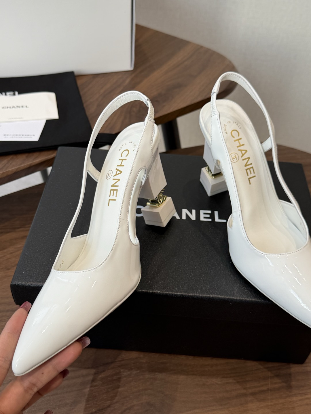 Chanel26ss小香尖头高跟鞋 上脚百搭超显瘦，真的超级爱了，姐妹们一定要买它！ 鞋面：进口羊皮/漆皮  内里垫脚：