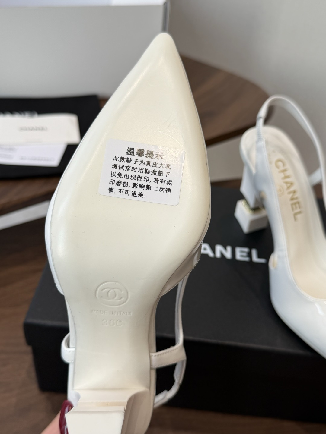 Chanel26ss小香尖头高跟鞋 上脚百搭超显瘦，真的超级爱了，姐妹们一定要买它！ 鞋面：进口羊皮/漆皮  内里垫脚：