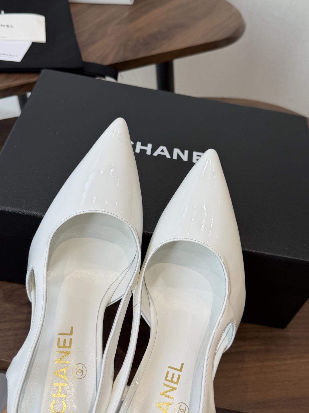 Chanel26ss小香尖头高跟鞋 上脚百搭超显瘦，真的超级爱了，姐妹们一定要买它！ 鞋面：进口羊皮/漆皮  内里垫脚：