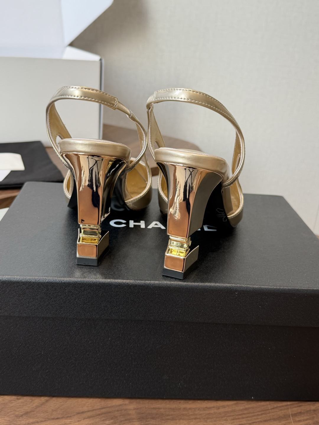 Chanel26ss小香尖头高跟鞋 上脚百搭超显瘦，真的超级爱了，姐妹们一定要买它！ 鞋面：进口羊皮/漆皮  内里垫脚：