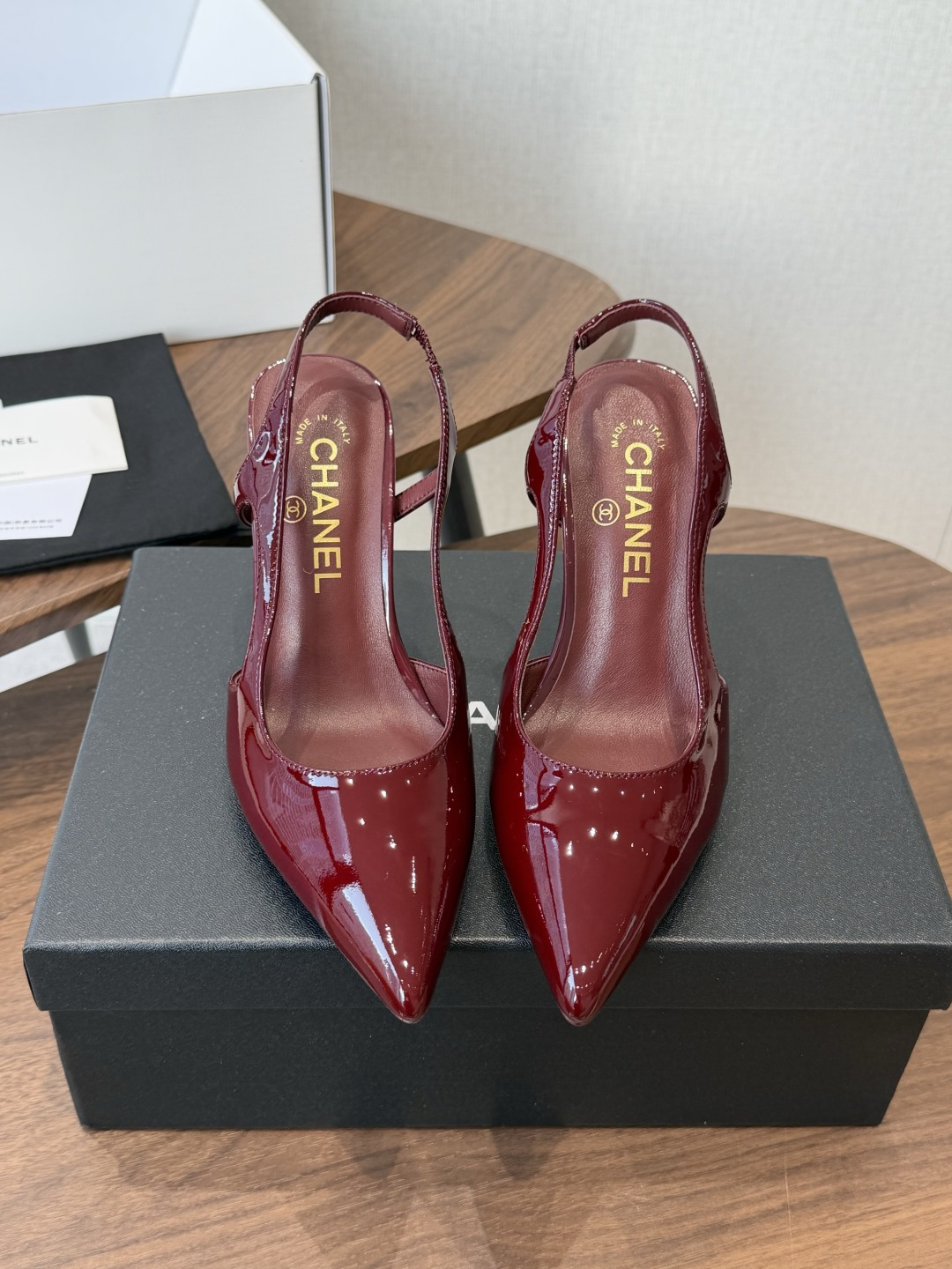 NO:922925,Chanel26ss Xiaoxiang pointed toe high heels are versatile and slimming. I really love them. Sisters must buy them!  Upper imported sheepskin/patent leather lining foot pads sheepskin lining Italian genuine leather outsole Heel height 9cm Size35-41 (40 41 custom-made non-returnable), high heels sandals, chanel, sandals, high heels, sheepskin, Leather soles19860909Chanel26ss小香尖头高跟鞋 上脚百搭超显瘦,真的超级爱了,姐妹们一定要买它！ 鞋面进口羊皮/漆皮 内里垫脚羊皮内里 鞋底意大利真皮大底 跟高9cm Size35-41（ 40 41 订做不退换）,高跟鞋凉鞋,chanel,sandals,high heels,sheepskin,Leather soles,Women's Shoes