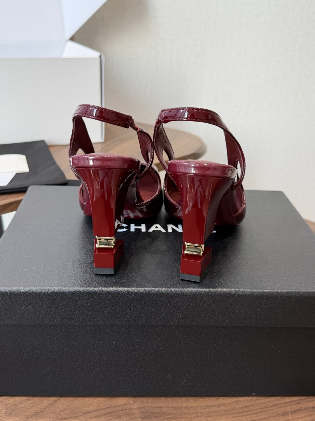 Chanel26ss小香尖头高跟鞋 上脚百搭超显瘦，真的超级爱了，姐妹们一定要买它！ 鞋面：进口羊皮/漆皮  内里垫脚：