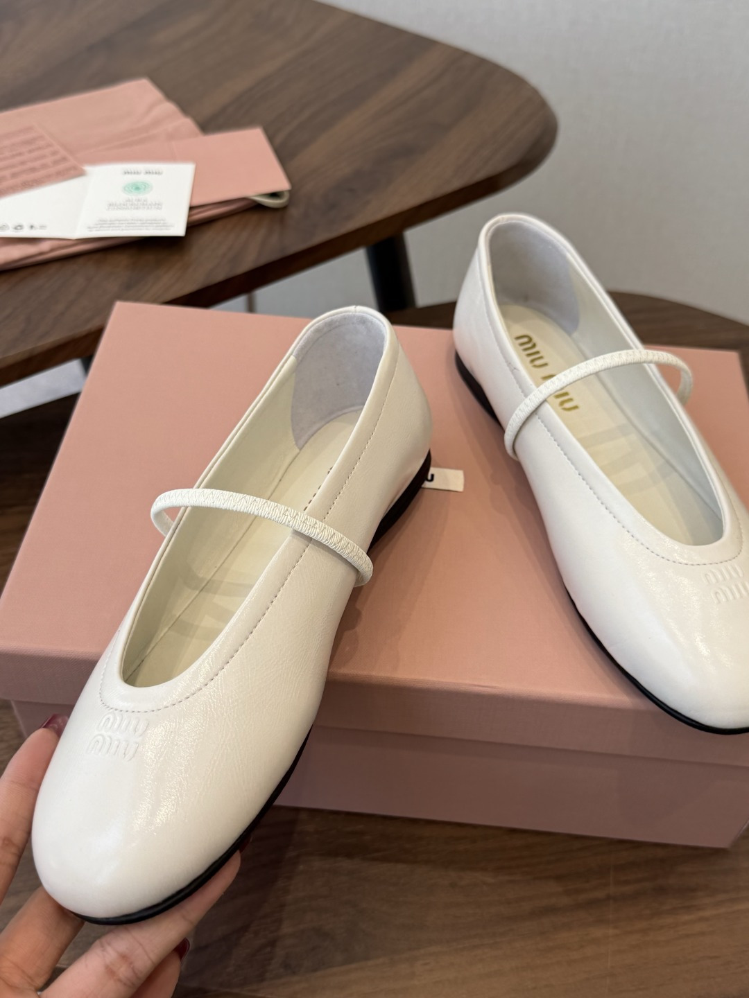 MIUMIU 26SS缪缪 圆头 细带芭蕾舞鞋 玛丽珍 单鞋 Miu Miu芭蕾鞋时髦又暴走！这双芭蕾鞋真的封神！ 上脚