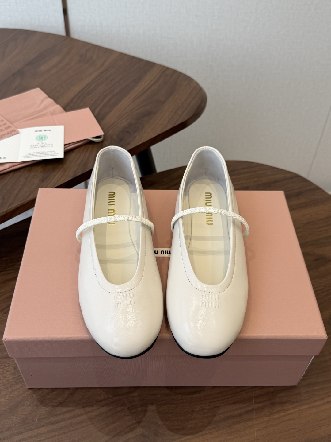MIUMIU 26SS缪缪 圆头 细带芭蕾舞鞋 玛丽珍 单鞋 Miu Miu芭蕾鞋时髦又暴走!这双芭蕾鞋真的封神! 上脚 MIUMIU 26SS缪缪 圆头 细带芭蕾舞鞋 玛丽珍 单鞋 Miu Miu芭蕾鞋时髦又暴走!这双芭蕾鞋真的封神! 上脚