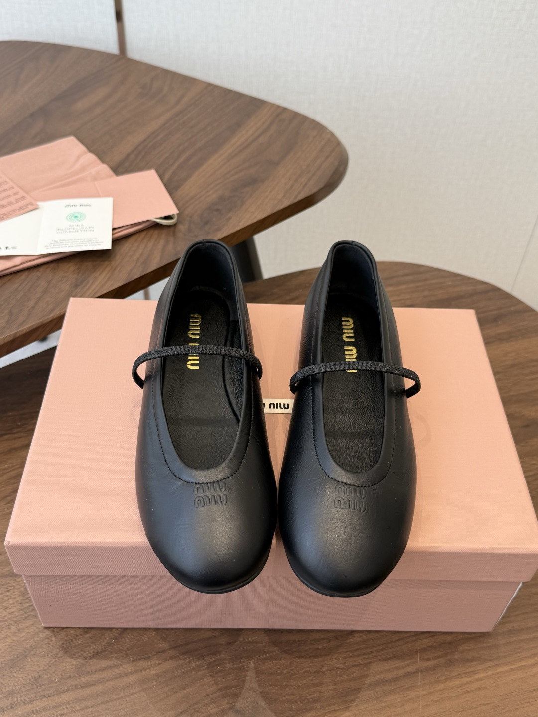NO:922915,MIUMIU 26SS round toe thin strap ballet shoes Mary Jane shoes Miu Miu ballet shoes are fashionable and outrageous!  These ballet shoes are truly amazing!  It's so soft and comfortable on your feet that you can walk around all day without scratching your feet. The brown tones are retro and the black tones are cool and cool, and it's easy to wear with your eyes closed. It looks good with socks or bare feet, and it adds a sense of atmosphere, comfort and fashion. Whoever wears it looks better!  Start now to make spring fashion in advance~ Small oiled cowhide for the upper, sheepskin for the inner foot, molded rubber sole for the sole Size 35-39 (40.41 custom-made, non-returnable), mary jane, miumiu, mary jane, cowhide, sheepskin, socks19860909MIUMIU 26SS缪缪 圆头 细带芭蕾舞鞋 玛丽珍 单鞋 Miu Miu芭蕾鞋时髦又暴走！这双芭蕾鞋真的封神！ 上脚巨软巨舒服,暴走一天都不磨脚.棕调复古、黑调酷飒,闭眼入都不亏.配袜子/光脚都好看,氛围感拉满,舒适度和时髦感直接拉满,谁穿谁好看！现在入手提前做春日时髦精～ 鞋面小油牛皮 内里垫脚羊皮 鞋底开模橡胶大底 Size35-39（40.41定做不退换）,玛丽珍,miumiu,mary jane,cowhide,sheepskin,socks,Women's Shoes