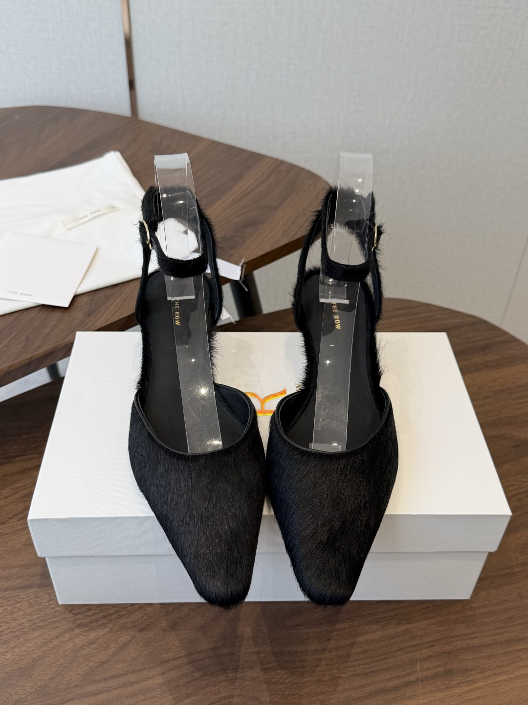 NO:922905,The Row26ss summer new pointed toe back strap low-heeled sandals from Guangzhou are pointed toe back strap stiletto high-heeled sandals with an elegant atmosphere. The neat and slender pointed toe style modifies the lines of the feet. It is matched with a thin back strap and metal adjustment buckle. It is easy to put on and take off and can fit the ankle firmly. The shallow half-pack design moderately exposes the instep and lengthens the proportion of the legs.  The details are processed with exquisite craftsmanship, the metal buckle has a fine luster and is not easy to oxidize and fade, the toe is well-shaped and not easy to collapse, each shoe upper has a uniform and high-quality texture, the edges are neatly routed, and the simple version is not easy to clash. The upper is imported horse hair/fetal cowhide/fetal cowhide, the lining is mixed sheepskin, the Italian genuine leather outsole is injection molded, size 35-40 (customized size 40 is not returnable)  Heel height 4.5cm, high heels sandals, sandals, high heels, cowhide, sheepskin, Leather soles19860909莞产The Row26ss夏季新款尖头后绊带低跟凉鞋 自带优雅氛围感的尖头后绊带细跟高跟凉鞋,利落修长的尖头版型修饰脚面线条,搭配细款后绊带配金属调节扣,穿脱便捷还能牢牢贴合脚踝,浅半包设计适度露出脚背,拉长腿部比例. 细节工艺处理细腻到位,金属搭扣光泽细腻不易氧化掉色,鞋头定型规整不易塌软,每款鞋面质感均匀高级,包边走线工整利落,简约版型不容易撞款. 鞋面进口马毛/胎牛皮/胎牛绒 内里混种羊皮 大底意大利真皮大底注塑射出 size35-40码（40码定制不退换） 跟高4.5cm,高跟鞋凉鞋,sandals,high heels,cowhide,sheepskin,Leather soles,Women's Shoes