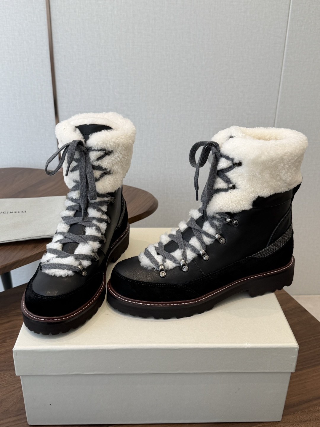 BC 26ss秋冬新品 毛线筒短靴 BrunelloCucinelli 源自乐福鞋的经典灵感定义了这款新胶底鞋的现代优雅