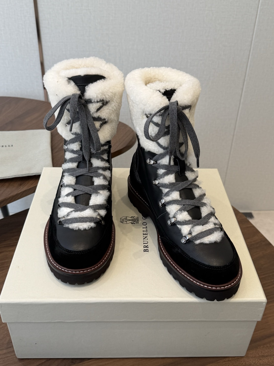 BC 26ss秋冬新品 毛线筒短靴 BrunelloCucinelli 源自乐福鞋的经典灵感定义了这款新胶底鞋的现代优雅
