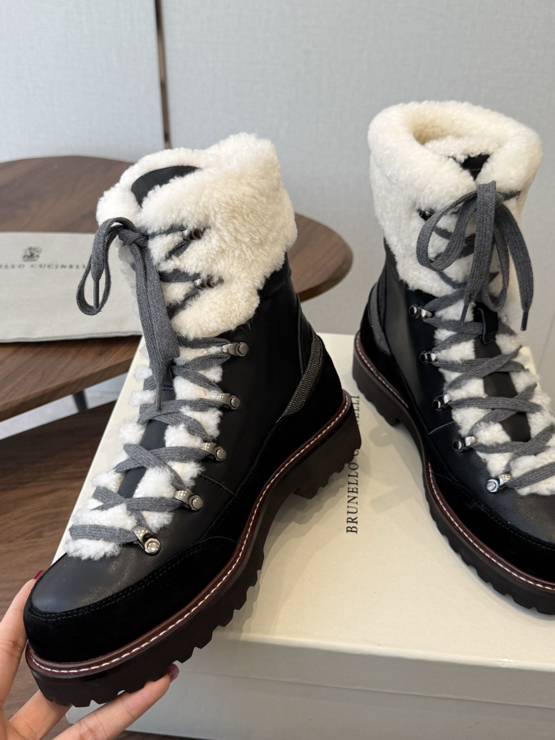 BC 26ss秋冬新品 毛线筒短靴 BrunelloCucinelli 源自乐福鞋的经典灵感定义了这款新胶底鞋的现代优雅