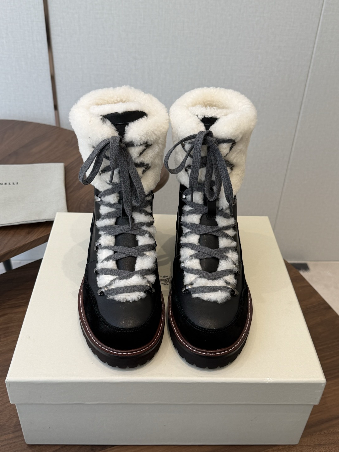 BC 26ss秋冬新品 毛线筒短靴 BrunelloCucinelli 源自乐福鞋的经典灵感定义了这款新胶底鞋的现代优雅 BC 26ss秋冬新品 毛线筒短靴 BrunelloCucinelli 源自乐福鞋的经典灵感定义了这款新胶底鞋的现代优雅