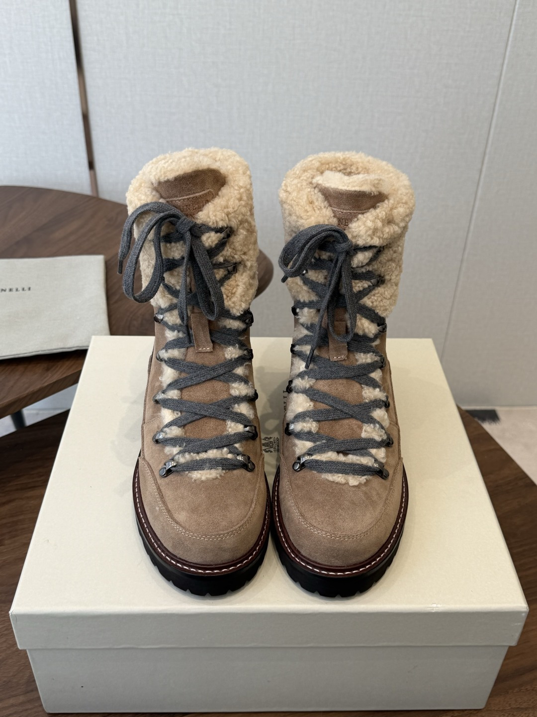 BC 26ss秋冬新品 毛线筒短靴 BrunelloCucinelli 源自乐福鞋的经典灵感定义了这款新胶底鞋的现代优雅 BC 26ss秋冬新品 毛线筒短靴 BrunelloCucinelli 源自乐福鞋的经典灵感定义了这款新胶底鞋的现代优雅