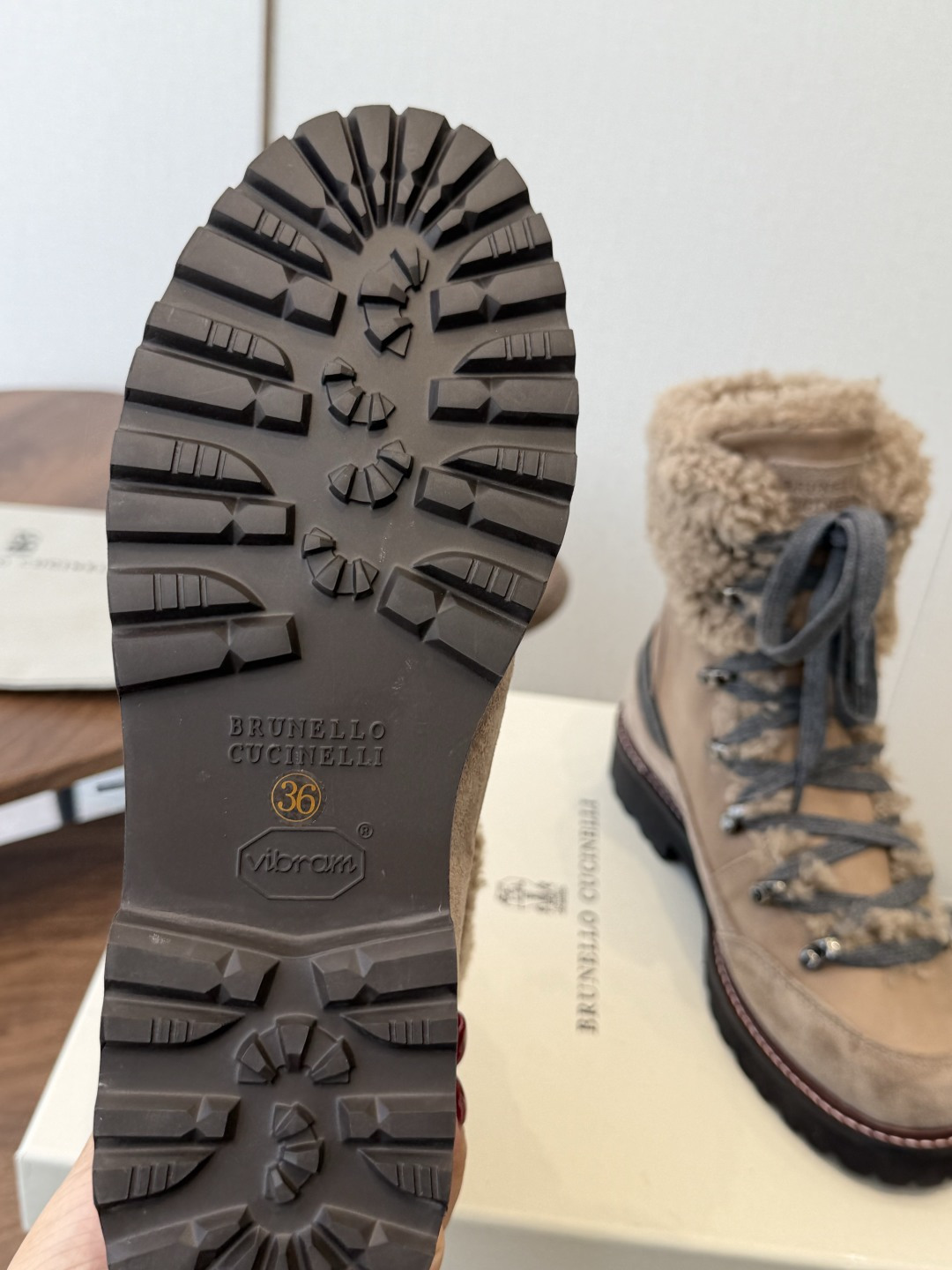 BC 26ss秋冬新品 毛线筒短靴 BrunelloCucinelli 源自乐福鞋的经典灵感定义了这款新胶底鞋的现代优雅 BC 26ss秋冬新品 毛线筒短靴 BrunelloCucinelli 源自乐福鞋的经典灵感定义了这款新胶底鞋的现代优雅