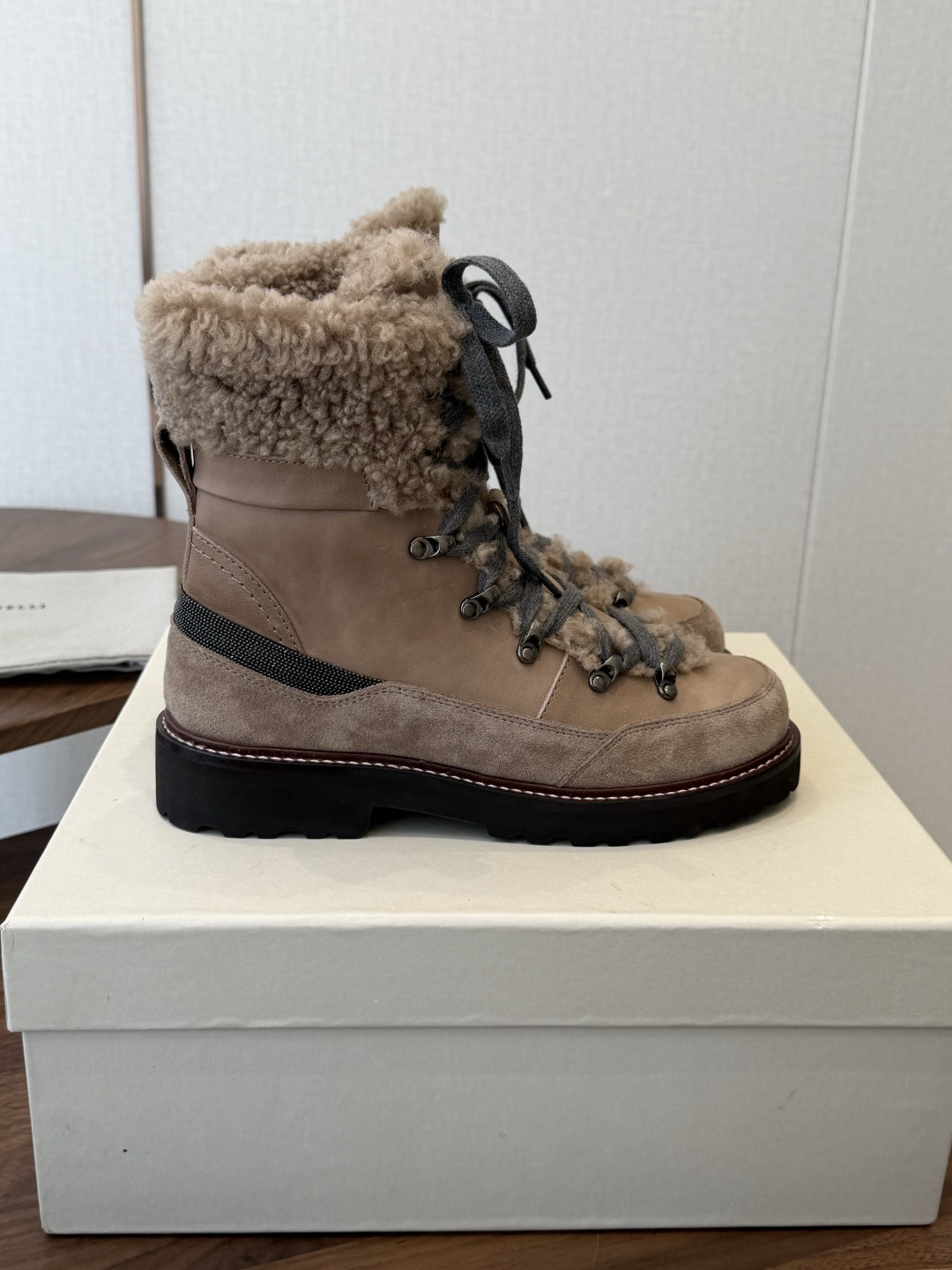 BC 26ss秋冬新品 毛线筒短靴 BrunelloCucinelli 源自乐福鞋的经典灵感定义了这款新胶底鞋的现代优雅 BC 26ss秋冬新品 毛线筒短靴 BrunelloCucinelli 源自乐福鞋的经典灵感定义了这款新胶底鞋的现代优雅