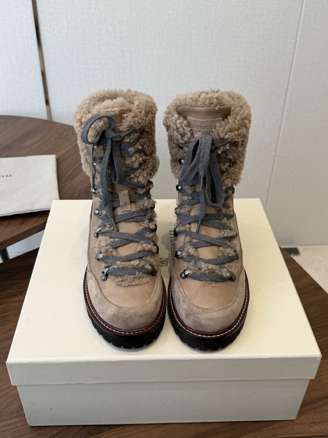 BC 26ss秋冬新品 毛线筒短靴 BrunelloCucinelli 源自乐福鞋的经典灵感定义了这款新胶底鞋的现代优雅 BC 26ss秋冬新品 毛线筒短靴 BrunelloCucinelli 源自乐福鞋的经典灵感定义了这款新胶底鞋的现代优雅