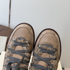 BC 26ss秋冬新品 毛线筒短靴 BrunelloCucinelli 源自乐福鞋的经典灵感定义了这款新胶底鞋的现代优雅 BC 26ss秋冬新品 毛线筒短靴 BrunelloCucinelli 源自乐福鞋的经典灵感定义了这款新胶底鞋的现代优雅