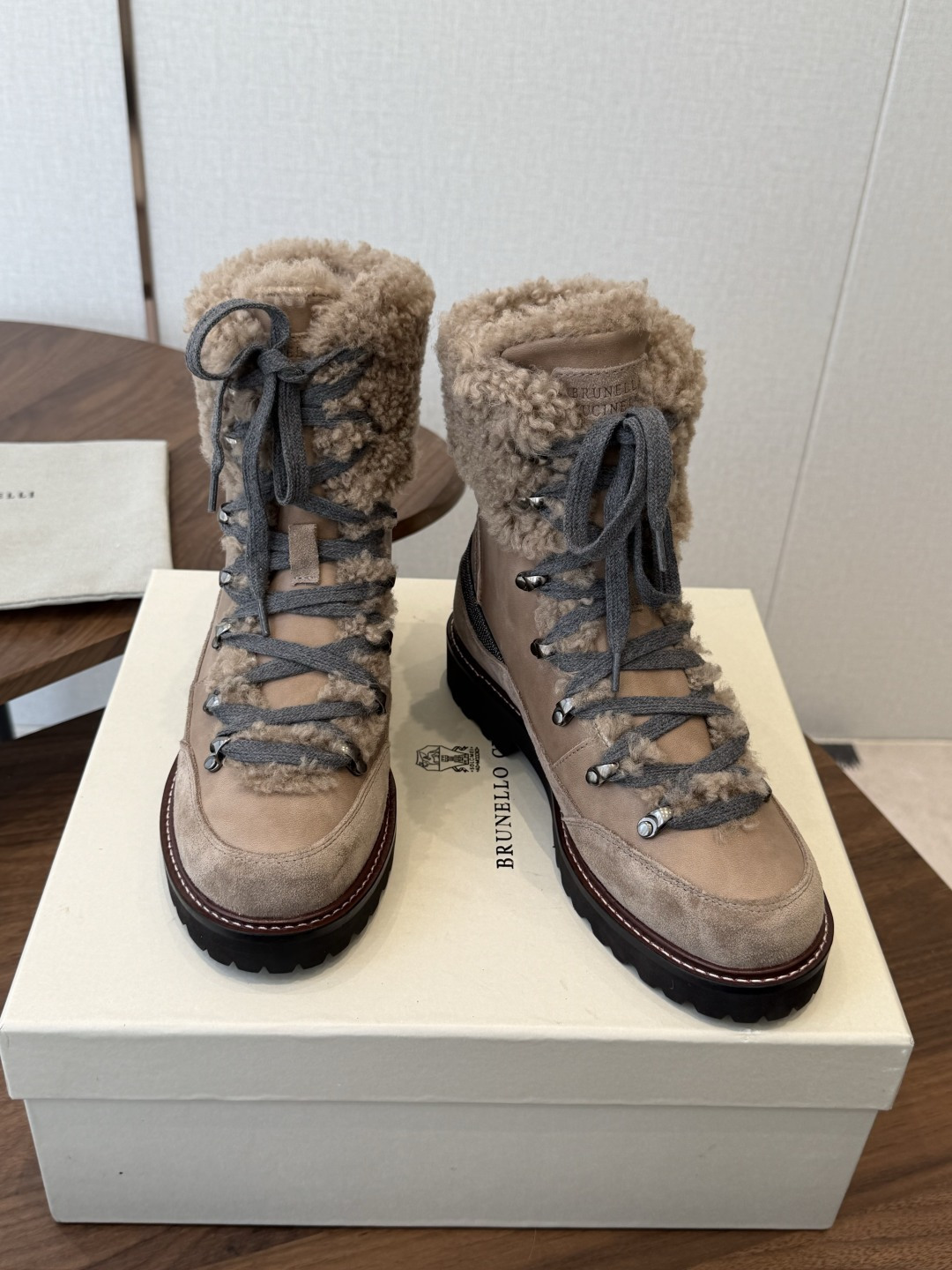 BC 26ss秋冬新品 毛线筒短靴 BrunelloCucinelli 源自乐福鞋的经典灵感定义了这款新胶底鞋的现代优雅 BC 26ss秋冬新品 毛线筒短靴 BrunelloCucinelli 源自乐福鞋的经典灵感定义了这款新胶底鞋的现代优雅