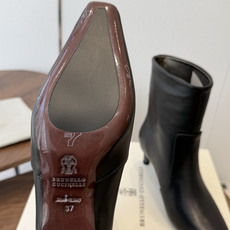 Brunello CucinelliBC26ss秋冬细跟气质高跟中筒靴 自带高冷疏离的清冷极简格调,利落尖头拉长脚部线条 Brunello CucinelliBC26ss秋冬细跟气质高跟中筒靴 自带高冷疏离的清冷极简格调,利落尖头拉长脚部线条