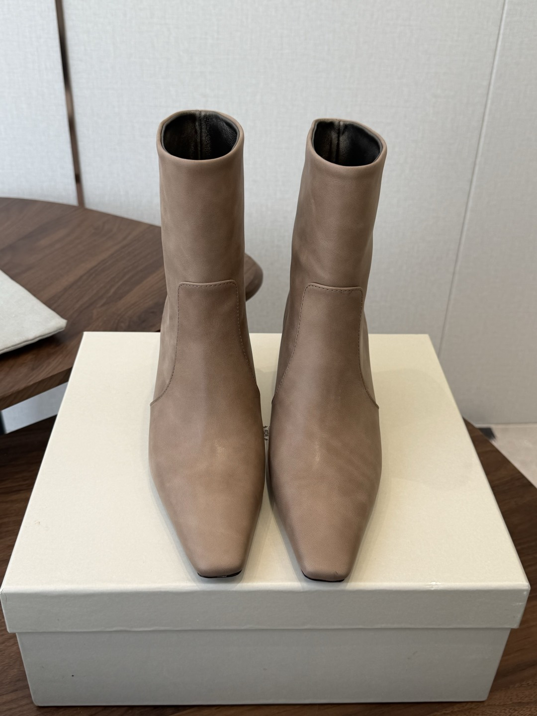 NO:922896,Brunello CucinelliBC26ss autumn and winter stiletto temperament high-heeled mid-calf boots have a cool and minimalist style that is cold and alienated. The sharp pointed toe elongates the line of the foot. The stiletto heel is inlaid with sparkling diamonds and is exquisite and dazzling. The low-saturated earth tones are low-key and full of high-end texture.  The adaptability range is very wide. Pair it with high-waisted suit pants to create a smart workplace style, suitable for daily commuting and business meetings. Pair it with velvet skirts and satin long skirts to outline an elegant ladylike temperament. It can be perfectly suitable for dates, dinners, and high-end parties. The upper is imported cowhide/cow suede, and the lining is imported sheepskin. The outsole is Italian genuine leather, size 35-41 (customized sizes 40 and 41 are not returnable), boots, brunello  cucinelli,boots,skirts,business suit,cowhide,sheepskin,Leather soles19860909Brunello CucinelliBC26ss秋冬细跟气质高跟中筒靴 自带高冷疏离的清冷极简格调,利落尖头拉长脚部线条,镶嵌闪钻细跟精致耀眼,低饱和大地色系,低调又充满高级质感. 穿搭场景适配范围很广,搭配高腰西装裤打造干练职场风格,适合日常通勤、商务会面；搭配丝绒半身裙、缎面长裙,勾勒优雅名媛气质,约会、晚宴、高端聚会都能完美适配. 鞋面进口牛皮/牛反绒 内里进口羊皮 大底意大利真皮大底 size35-41码（40、41码定制不退换）,靴子,brunello cucinelli,boots,skirts,business suit,cowhide,sheepskin,Leather soles,Women's Shoes