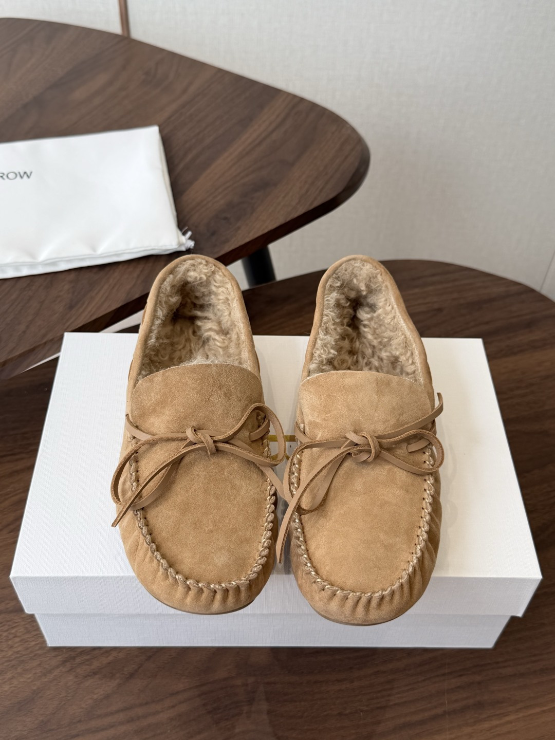 NO:926031,THE ROW 26 early autumn new bow loafers TR is a niche designer brand that focuses on minimalism and high-end texture. This pair of shoes is its classic model. The upper is made of frosted lambskin with the iconic bow decoration. The style is lazy and exquisite, very recognizable. It is suitable for sisters who like to pursue a low-key and unique design sense. The upper is frosted lambskin and the lining is sheepskin. The outsole is molded rubber sole.  SIZE35-40 (40 can be customized), loafers, loafers, sheepskin19860909THE ROW 26初秋新品蝴蝶结乐福单鞋 TR一个主打极简主义和高级质感的小众设计师品牌,这双鞋正是其经典款,鞋面采用磨砂小羊皮搭配标志性的蝴蝶结装饰,风格慵懒又精致,非常有辨识度. 适合喜欢低调追求独特设计感慵懒风的姐妹 鞋面磨砂小羊皮 内里垫脚羊卷毛 大底开模橡胶底 SIZE35-40（40可以定制）,乐福鞋,loafers,sheepskin,Women's Shoes