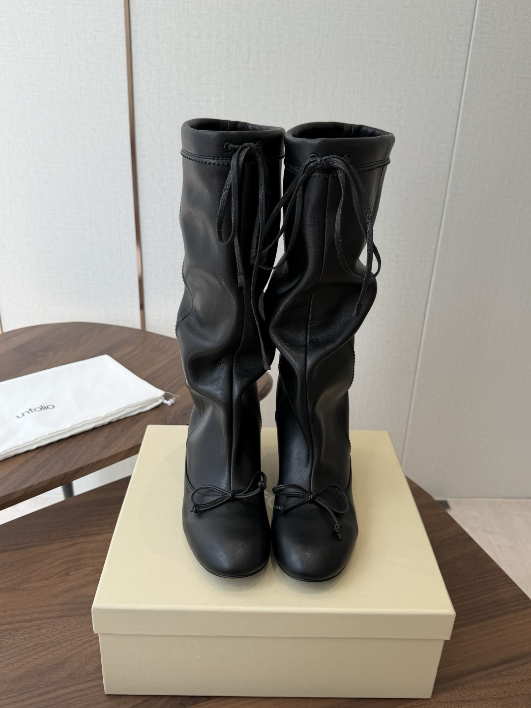 NO:926013,unfolio26 autumn all-match pile boots. Fabric: High mercerized cow suede. Imported sheepskin. Stretch Lycra lining. Heel height increased by 3cm. Outsole original molded rubber sole. Size 35-40 (40 customized), boots, boots, sheepskin, chamois leather19860909unfolio26秋百搭堆堆长靴 面料高丝光牛麂皮进口羊皮 内里弹力莱卡 跟高内增高3cm 大底原版一致开模橡胶底 尺码35-40（40定制）,靴子,boots,sheepskin,chamois leather,Women's Shoes