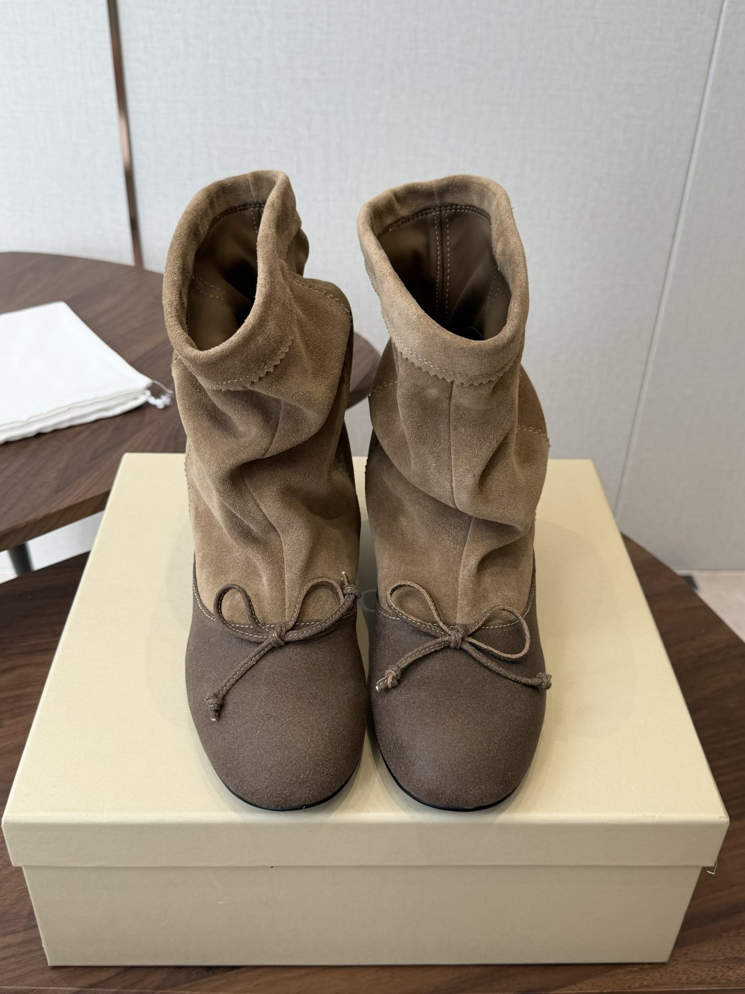 NO:926022,unfolio26 autumn all-match pile of short boots. Material: high mercerized cow suede. Imported sheepskin. Lining: stretch Lycra. Heel height increased by 3cm. Outsole. Original molded rubber sole. Size 35-40 (40 customized), boots, boots, sheepskin, chamois leather19860909unfolio26秋百搭堆堆短靴 面料高丝光牛麂皮进口羊皮 内里弹力莱卡 跟高内增高3cm 大底原版一致开模橡胶底 尺码35-40（40定制）,靴子,boots,sheepskin,chamois leather,Women's Shoes