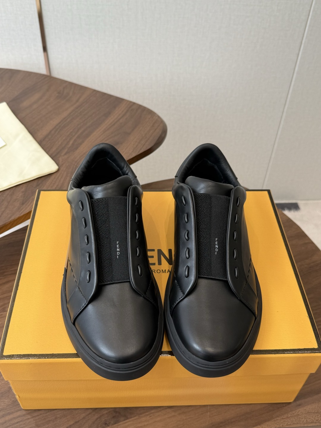 NO:926004,FENDI26ss Fendi new color men's shoes are a emotional tribute to the core elements of the FENDI brand. Echoing the launch of FENDI's first men's series in the early 1990s, it is an elegant ode to FENDI's immortal elegance. It celebrates the history of the FENDI family. The Fendi club emblem is designed with the soul emblem in the shape of a shield.  The Roman JANUS4FENDI squirrel symbolizes the origin and the final chapter. It adopts lace-up sneakers, which can be worn as a slip-on and are extremely comfortable. It is also very suitable for the current popular wide-legged casual trousers and is versatile and fashionable. High-tech fabric details, light and breathable. The upper is made of cowhide. Size 39-46 (39.45.46 customization is non-returnable and non-exchangeable), casual shoes/sports shoes, fendi, fendi, sneakers, cowhide19860909FENDI26ss芬迪新色男鞋 FENDI品牌核心元素的心情献礼 与 90年代初FENDI推出首个男士系列呼应, FENDI不朽风华的优雅颂 以此颂扬FENDI家族的历史 Fendi 俱乐部徽章图案更是设计灵魂徽章以盾牌形状呈现 象征起源与终章的罗马JANUS4FENDI松鼠.采用系带式的板鞋,可当作一脚蹬穿着,舒适度极高.且非常适配当下流行阔腿休闲的裤装,百搭时尚. 高科技布料细节,轻便透气 鞋面对版牛皮 尺码39-46(39.45.46定制不退不换),休闲鞋/运动鞋,fendi,fendi,sneakers,cowhide,Women's Shoes