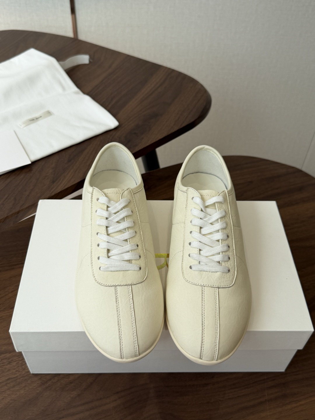 NO:926083,The Row26ss, a new summer model made in Guangdong, has a high-end cool and minimalist temperament. The smooth and slender shoe shape is matched with a whole piece of leather tailoring. The split stitching design is neat and clean without unnecessary decoration, interpreting a low-key and luxurious style. It is highly adaptable to the wearing scene. It can be paired with suit pants to create a smart commuting style. It can be paired with straight jeans to be simple and casual. With a skirt, it can neutralize the softness. It is very suitable for daily travel and commuting to work. The upper is made of imported sheepskin.  Mixed sheepskin lining, original molded outsole, size 35-40 (customized size 40 is non-refundable), casual shoes/sports shoes, sneakers, skirts, jeans, business suit, sheepskin19860909莞产The Row26ss夏季新款德训休闲鞋 自带高级清冷极简气质,流畅修长鞋型搭配整块皮质剪裁,分割缝线设计利落干净,没有多余装饰,诠释低调奢华的穿搭格调. 穿搭场景适配度极高,搭配西装裤打造干练通勤风格,搭配直筒牛仔裤简约随性,配半身裙又能中和柔美感,日常出行、上班通勤都十分合适. 鞋面进口羊皮 内里混种羊皮 大底原版开模大底 size35-40码（40码定制不退换）,休闲鞋/运动鞋,sneakers,skirts,jeans,business suit,sheepskin,Women's Shoes