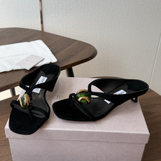 莞产Jimmy Choo26ss夏季新款彩宝夹趾猫跟凉拖 这款夹趾高跟凉拖凭借精致彩宝配饰打造轻奢氛围感,方头搭配纤细夹 莞产Jimmy Choo26ss夏季新款彩宝夹趾猫跟凉拖 这款夹趾高跟凉拖凭借精致彩宝配饰打造轻奢氛围感,方头搭配纤细夹