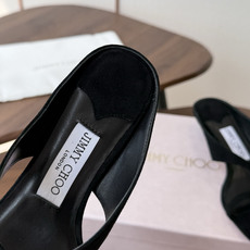 莞产Jimmy Choo26ss夏季新款彩宝夹趾猫跟凉拖 这款夹趾高跟凉拖凭借精致彩宝配饰打造轻奢氛围感,方头搭配纤细夹 莞产Jimmy Choo26ss夏季新款彩宝夹趾猫跟凉拖 这款夹趾高跟凉拖凭借精致彩宝配饰打造轻奢氛围感,方头搭配纤细夹