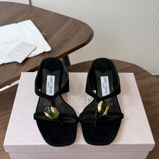 莞产Jimmy Choo26ss夏季新款彩宝夹趾猫跟凉拖 这款夹趾高跟凉拖凭借精致彩宝配饰打造轻奢氛围感,方头搭配纤细夹 莞产Jimmy Choo26ss夏季新款彩宝夹趾猫跟凉拖 这款夹趾高跟凉拖凭借精致彩宝配饰打造轻奢氛围感,方头搭配纤细夹