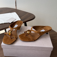 莞产Jimmy Choo26ss夏季新款彩宝夹趾猫跟凉拖 这款夹趾高跟凉拖凭借精致彩宝配饰打造轻奢氛围感,方头搭配纤细夹 莞产Jimmy Choo26ss夏季新款彩宝夹趾猫跟凉拖 这款夹趾高跟凉拖凭借精致彩宝配饰打造轻奢氛围感,方头搭配纤细夹