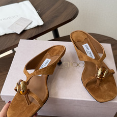 莞产Jimmy Choo26ss夏季新款彩宝夹趾猫跟凉拖 这款夹趾高跟凉拖凭借精致彩宝配饰打造轻奢氛围感,方头搭配纤细夹 莞产Jimmy Choo26ss夏季新款彩宝夹趾猫跟凉拖 这款夹趾高跟凉拖凭借精致彩宝配饰打造轻奢氛围感,方头搭配纤细夹