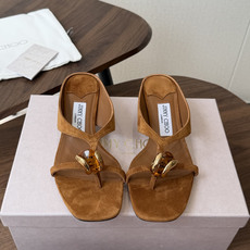 莞产Jimmy Choo26ss夏季新款彩宝夹趾猫跟凉拖 这款夹趾高跟凉拖凭借精致彩宝配饰打造轻奢氛围感,方头搭配纤细夹 莞产Jimmy Choo26ss夏季新款彩宝夹趾猫跟凉拖 这款夹趾高跟凉拖凭借精致彩宝配饰打造轻奢氛围感,方头搭配纤细夹